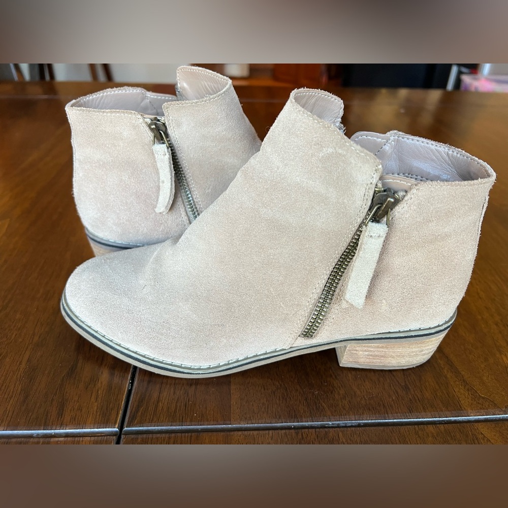 Blonde waterproof ankle Liam suede booties, size 8.5.